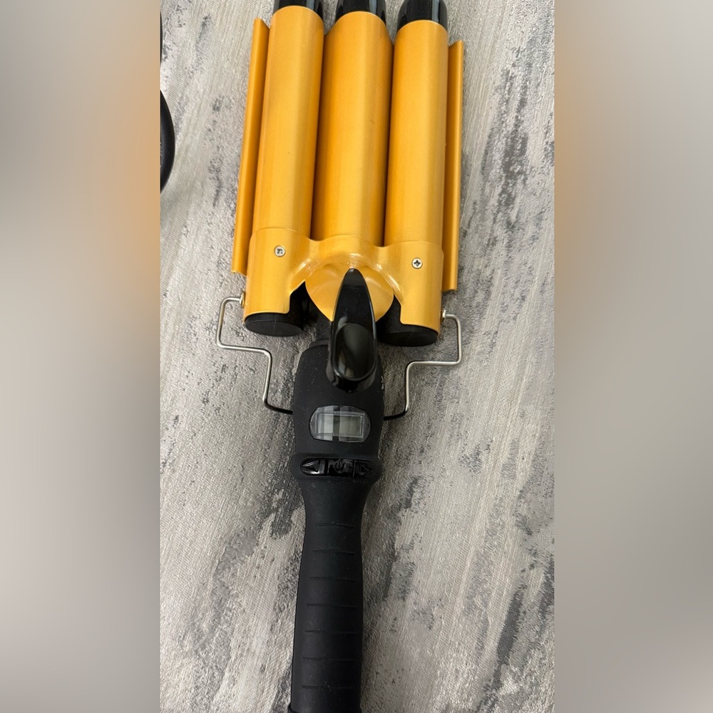 Allure Gold Triple Barrel Curling Iron